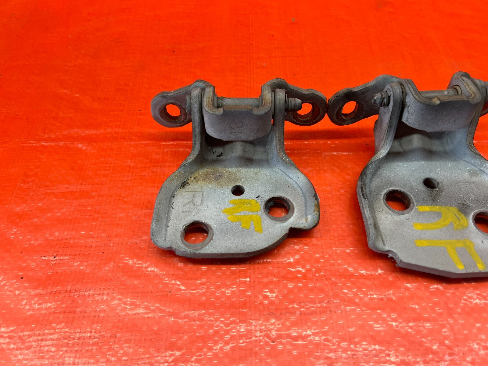 90 01 ACURA INTEGRA SEDAN   RIGHT FRONT DOOR HINGE SET   UPPER LOWER   OEM #1596