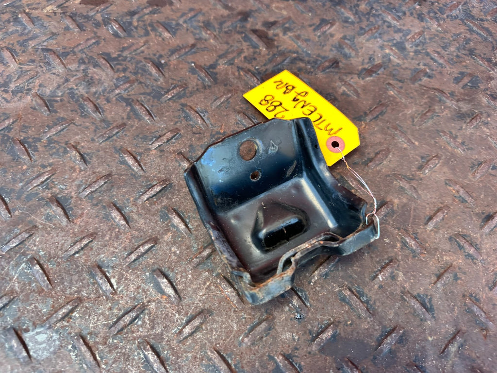 02 10 LEXUS SC430   3UZFE   METAL   ENGINE MOUNTING BRACKET LEFT OR RIGHT OEM 15