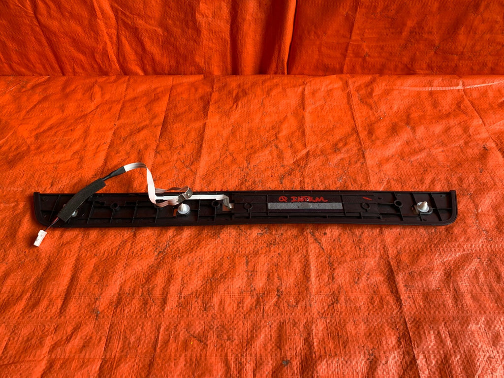 OEM INFINITI Q50 PASSENGER RIGHT FRONT ILLUMINATING ILLUMINATED DOOR SILL PLATE10