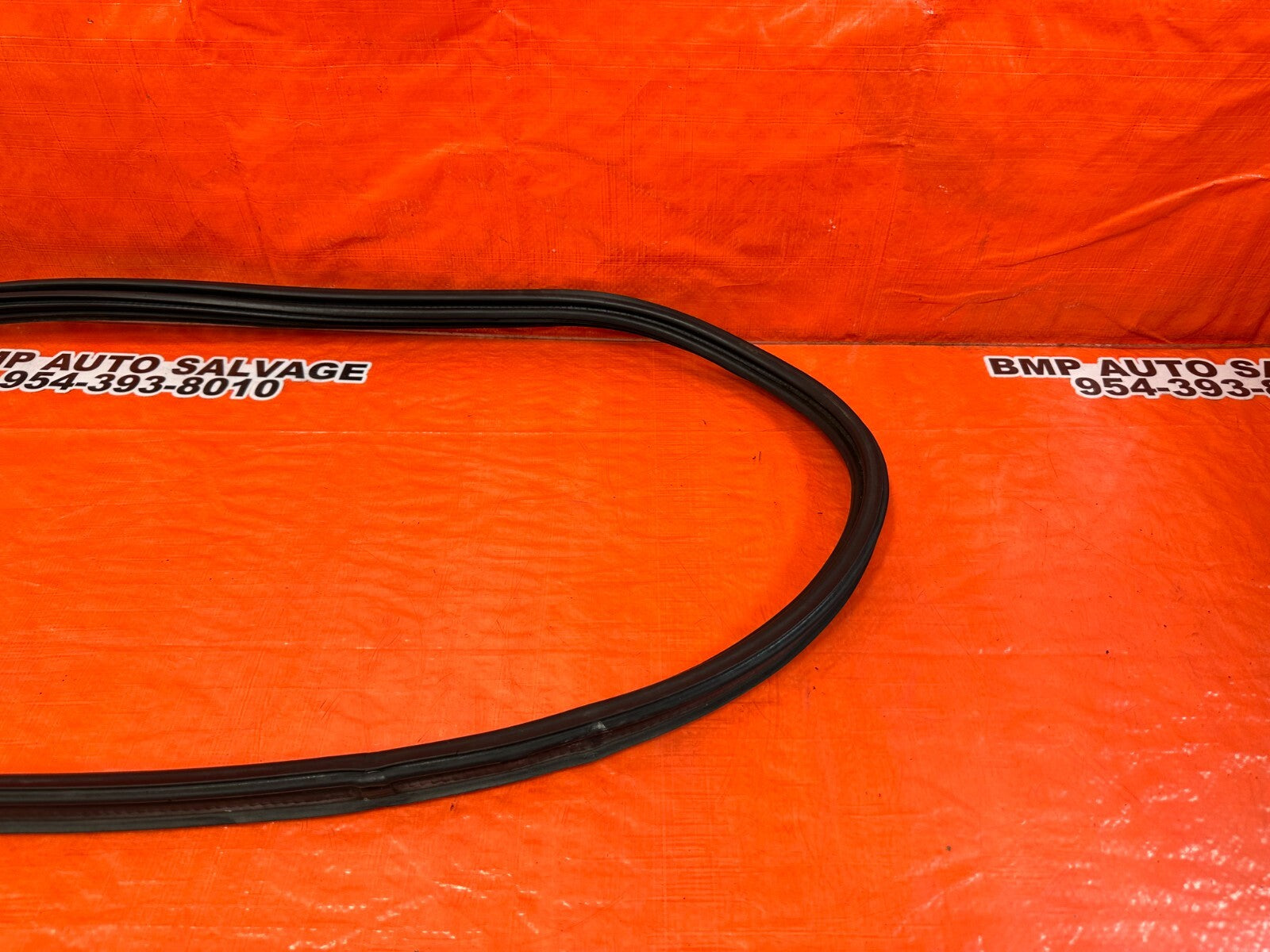 02 05 HONDA CIVIC SI EP3 HATCH TAILGATE TRUNK HATCH LATCH WEATHER TRIM STRIP 2584