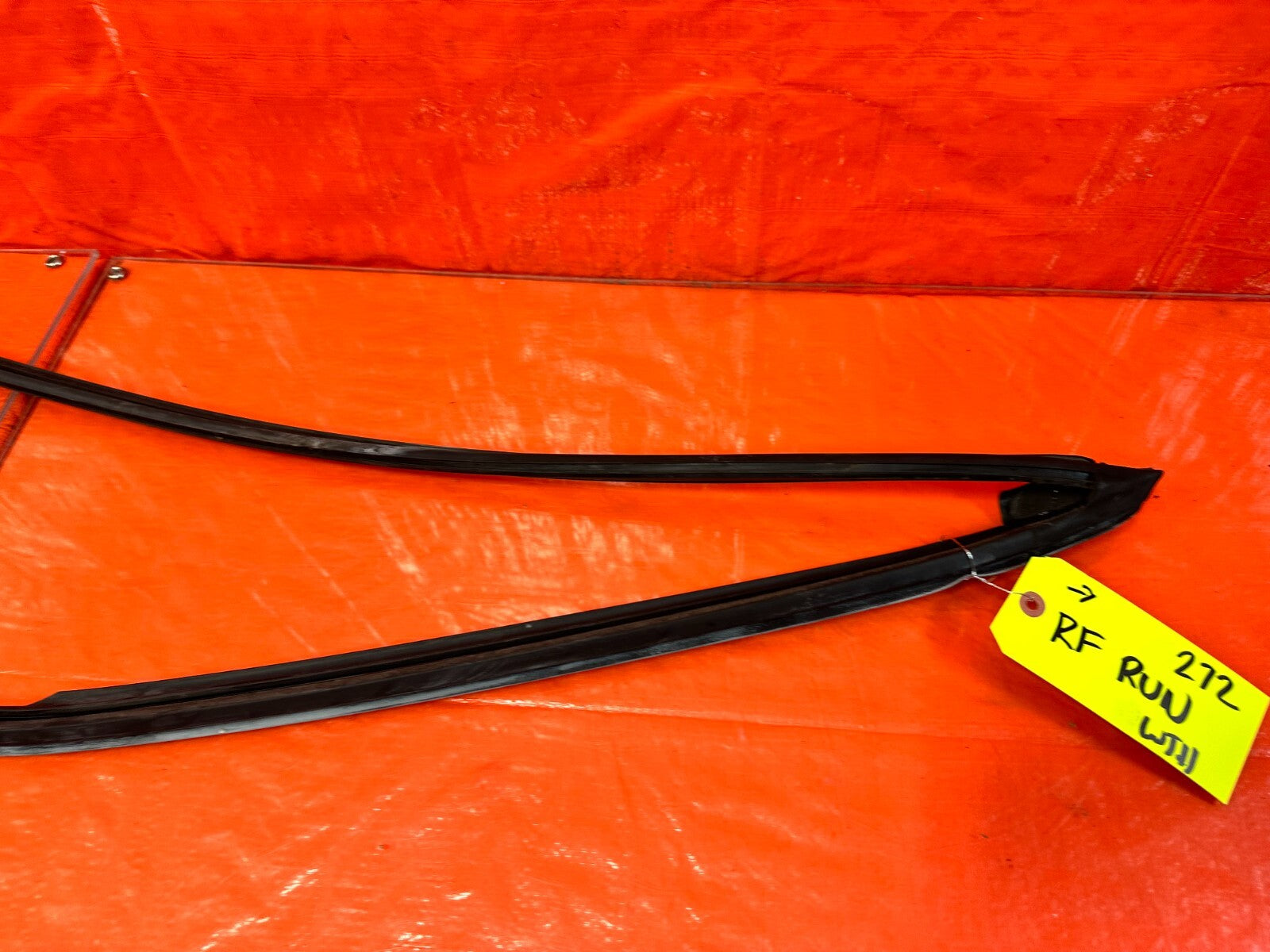 93 97 HONDA DEL SOL   PASSENGER RIGHT FRONT WINDOW GLASS RUN CHANNEL   OEM #2723