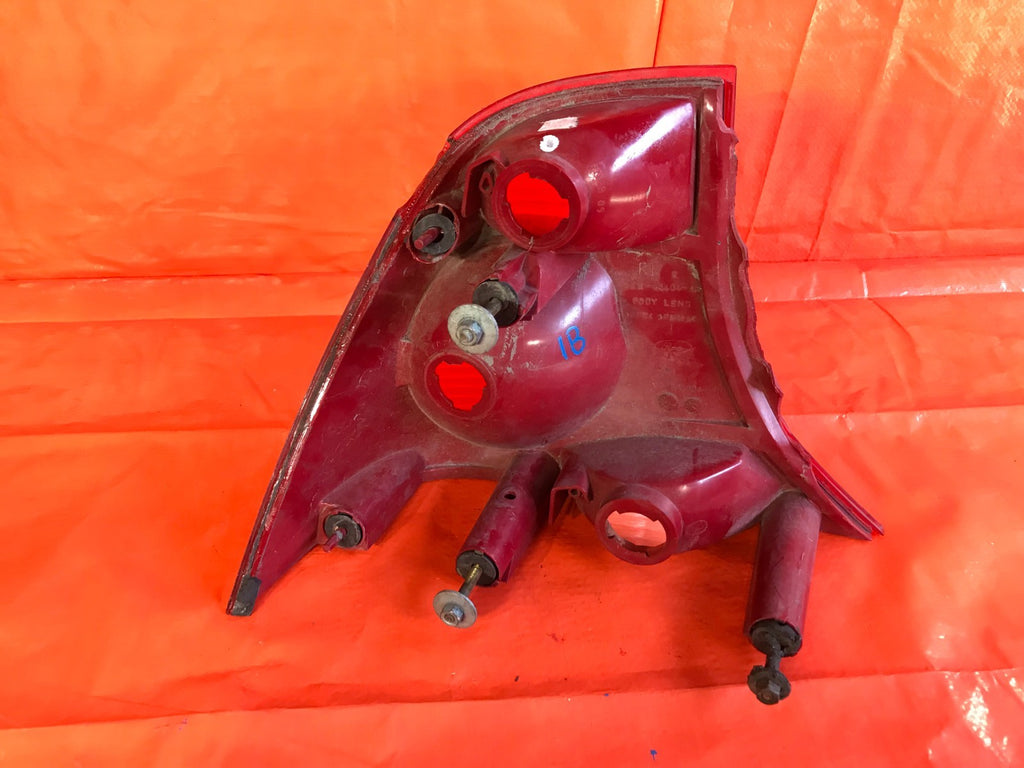 OEM 2003 03 FORD FOCUS 4 DOOR SEDAN PASSENGER RIGHT TAIL LIGHT LAMP R RH FLAWS!6