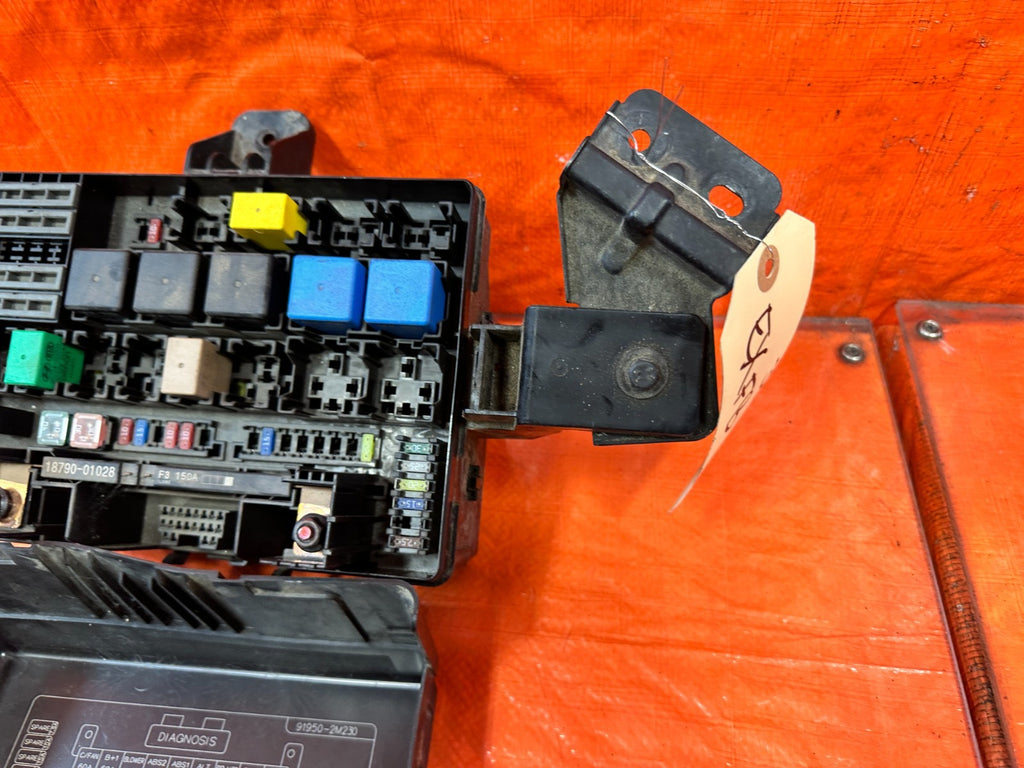 13 16 HYUNDAI GENESIS COUPE   EXTERIOR ENGINE BAY FUSE BOX   OEM 3264
