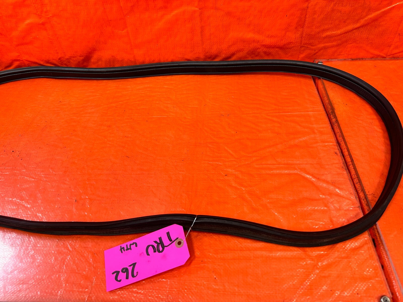 04 08 NISSAN 350Z CONVERTIBLE   REAR TRUNK WEATHER STRIP GASKET SEAL   OEM 2625