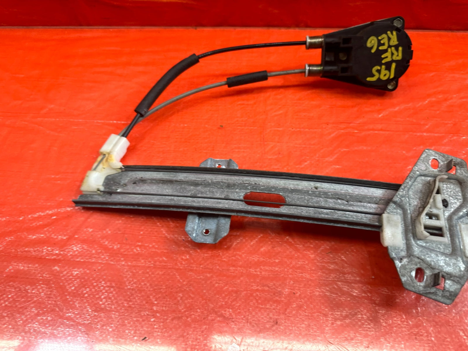 96 00 HONDA CIVIC SEDAN DX WINDOW REGULATOR MANUAL RIGHT FRONT NON POWER OEM 1958