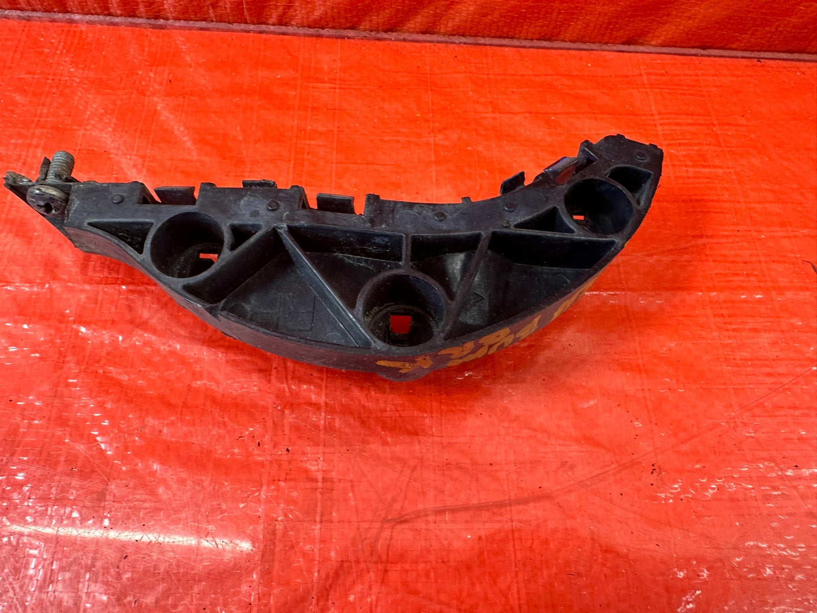 06 11 HONDA CIVIC   RIGHT FRONT   FENDER RETAINER CLIP BRACKET   OEM #1943