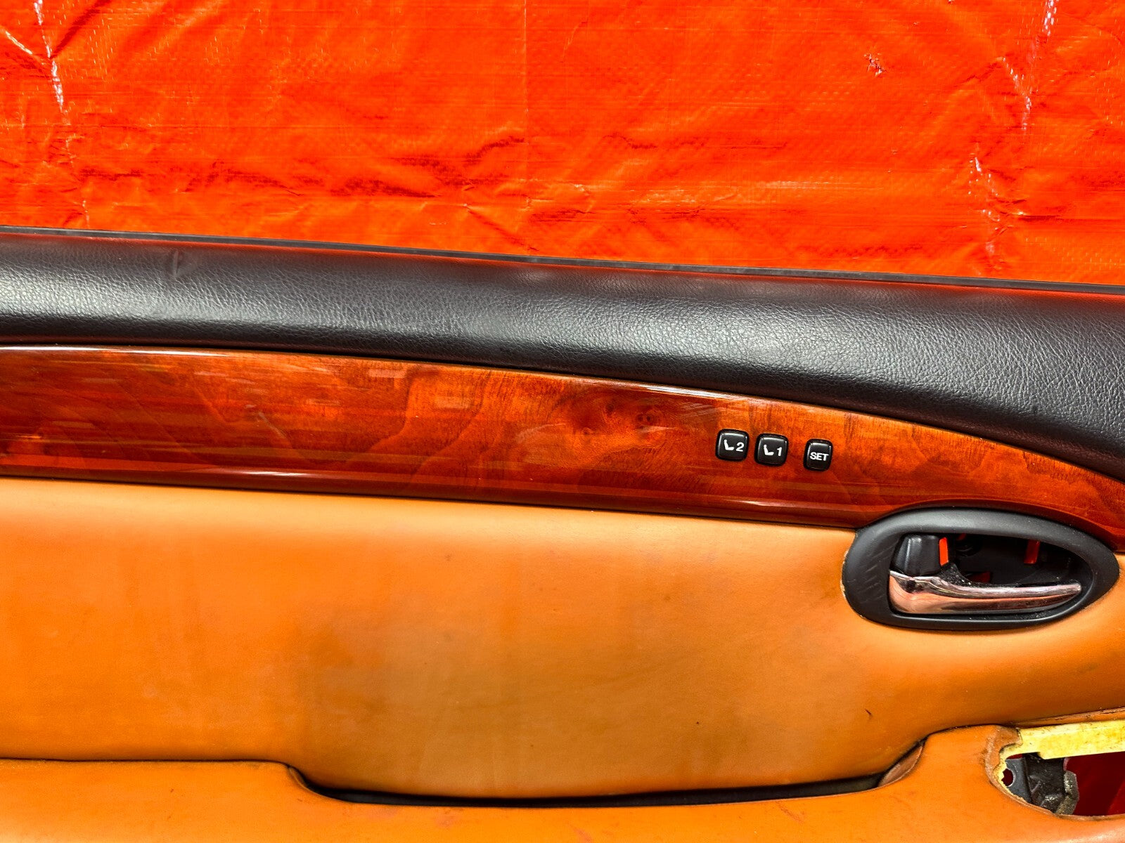 02 05 LEXUS SC430   DRIVER LEFT DOOR PANEL   BLACK N PEANUT BUTTER OEM 2886