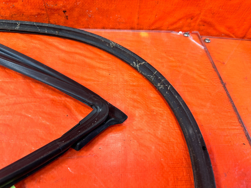 02 05 HONDA CIVIC SI EP3 HATCH   RIGHT   DOOR WEATHER STRIP TRIM SEAL GASKET 3062