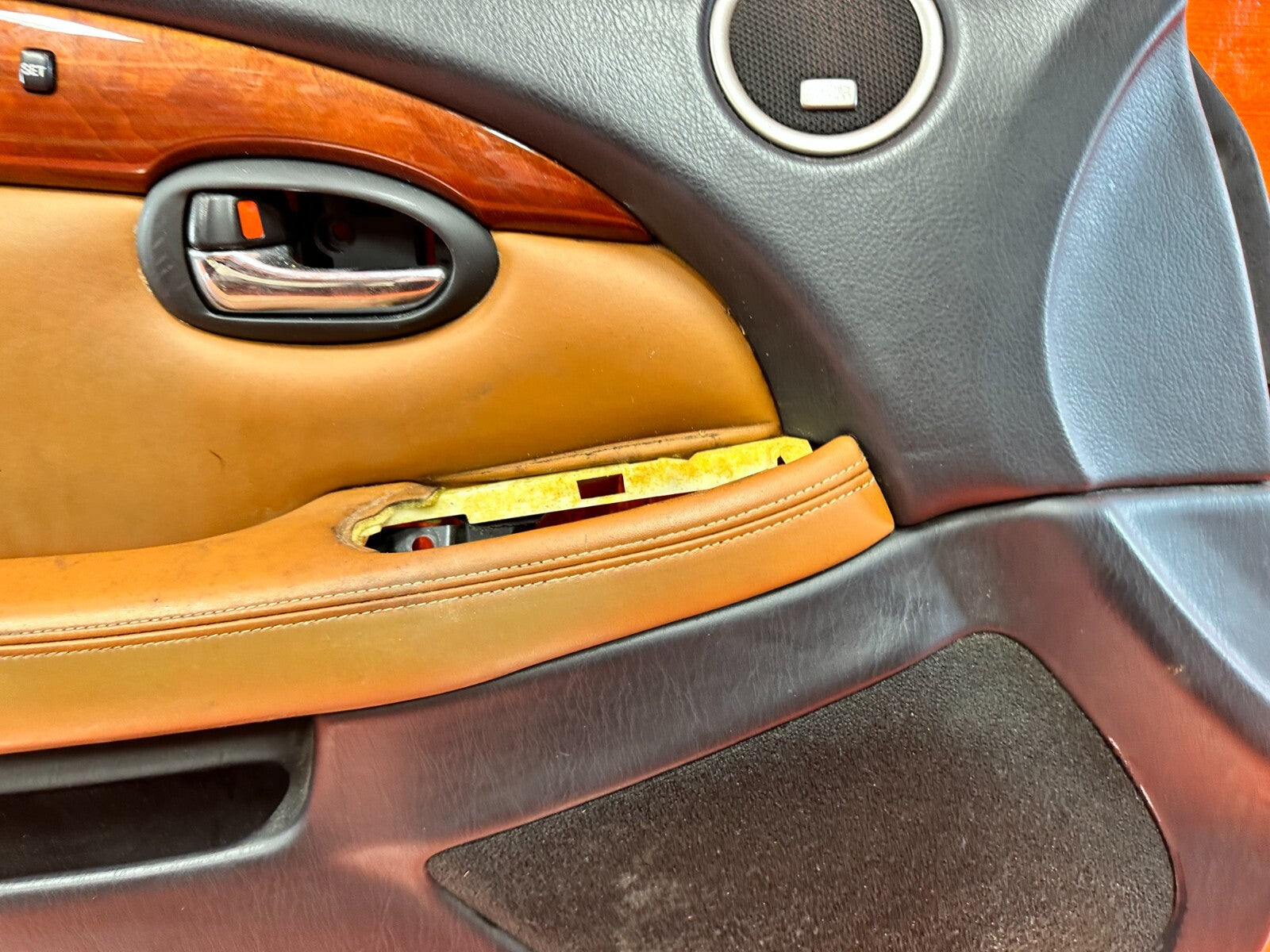02 05 LEXUS SC430   DRIVER LEFT DOOR PANEL   BLACK N PEANUT BUTTER OEM 2884
