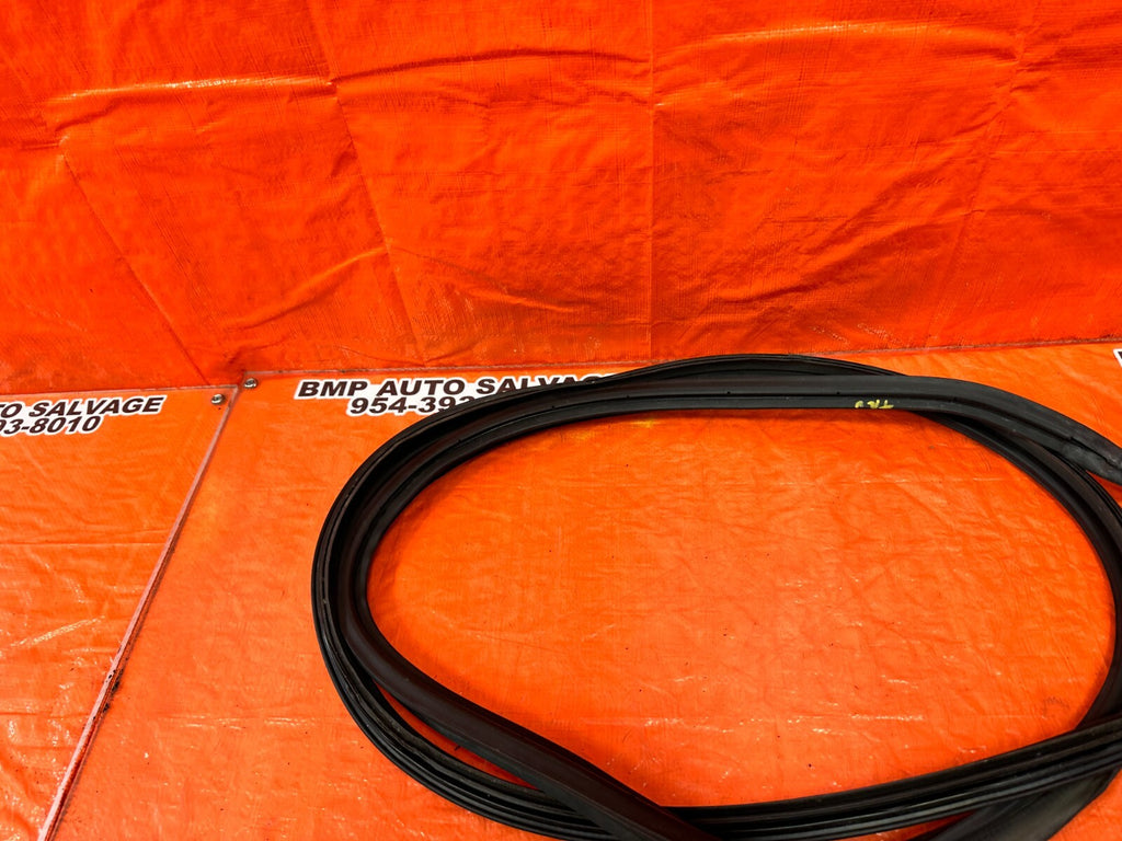 02 10 LEXUS SC430   REAR CONVERTIBLE TOP WEATHER STRIP RUBBER GASKET   OEM #26110
