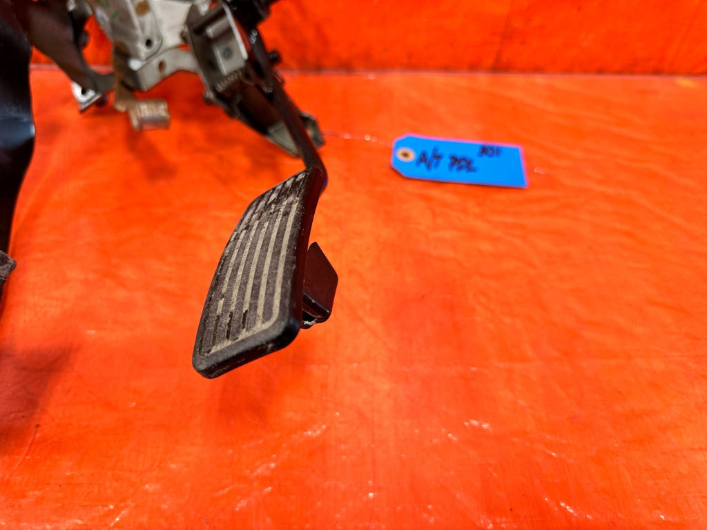 97 01 HONDA CR V CRV   AUTOMATIC   GAS PEDAL BRAKE PEDAL   OEM #3011