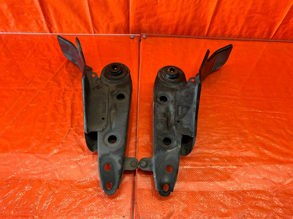 2018 18 INFINITI Q50   RWD   REAR SUB FRAME CROSSMEMBER MOUNTING BRACKETS OEM 969