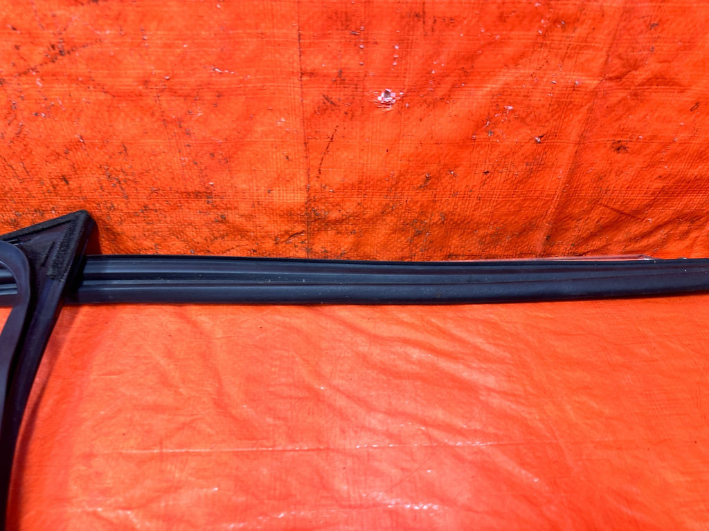 04 08 ACURA TSX RIGHT PASS FRONT DOOR WINDOW WEATHERSTRIP SEAL OEM #33011