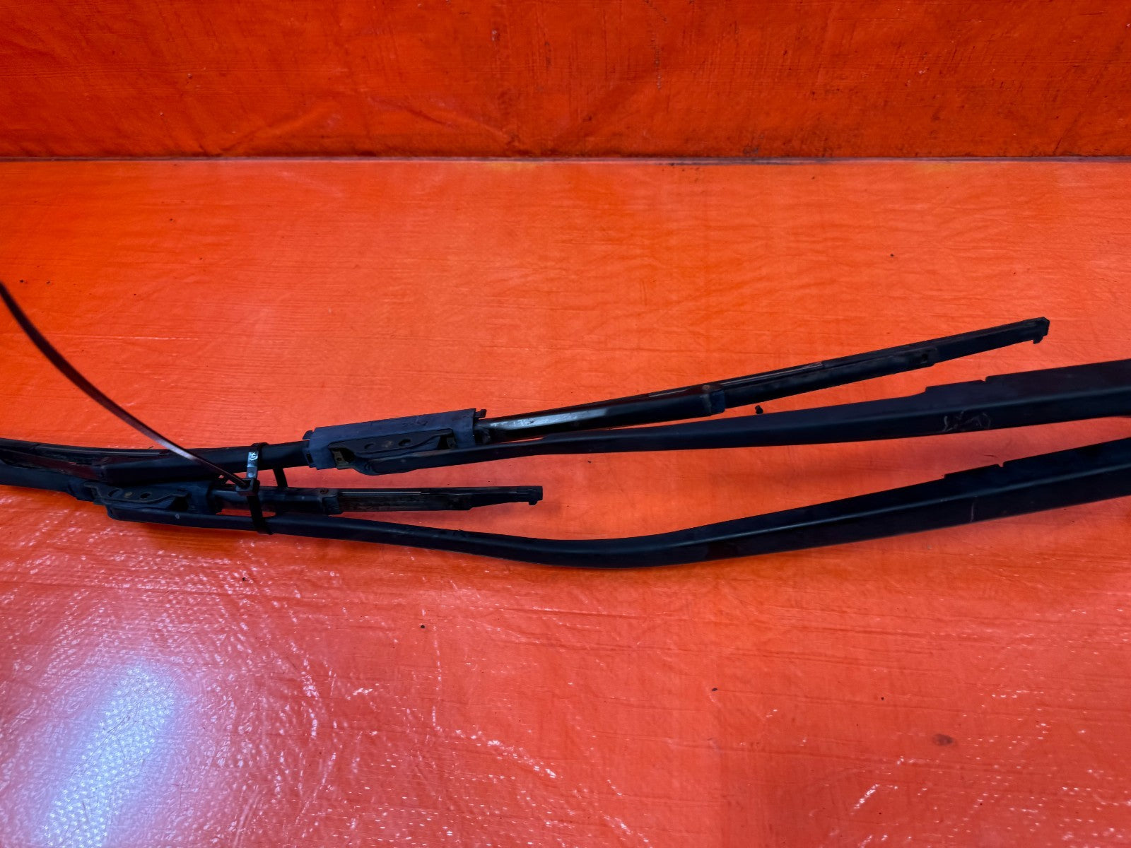 09 15 INFINITI G37 CONVERTIBLE   LEFT & RIGHT WINDSHIELD WIPER ARMS   OEM #3285