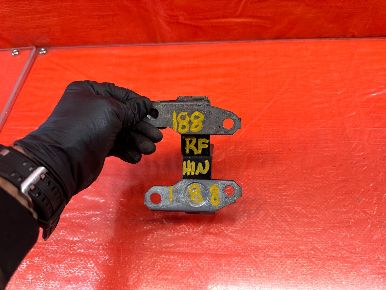 08 15 INFINITI G37 & Q60 2D DOOR HINGE SET   UPPER & LOWER   RIGHT SIDE OEM 1887