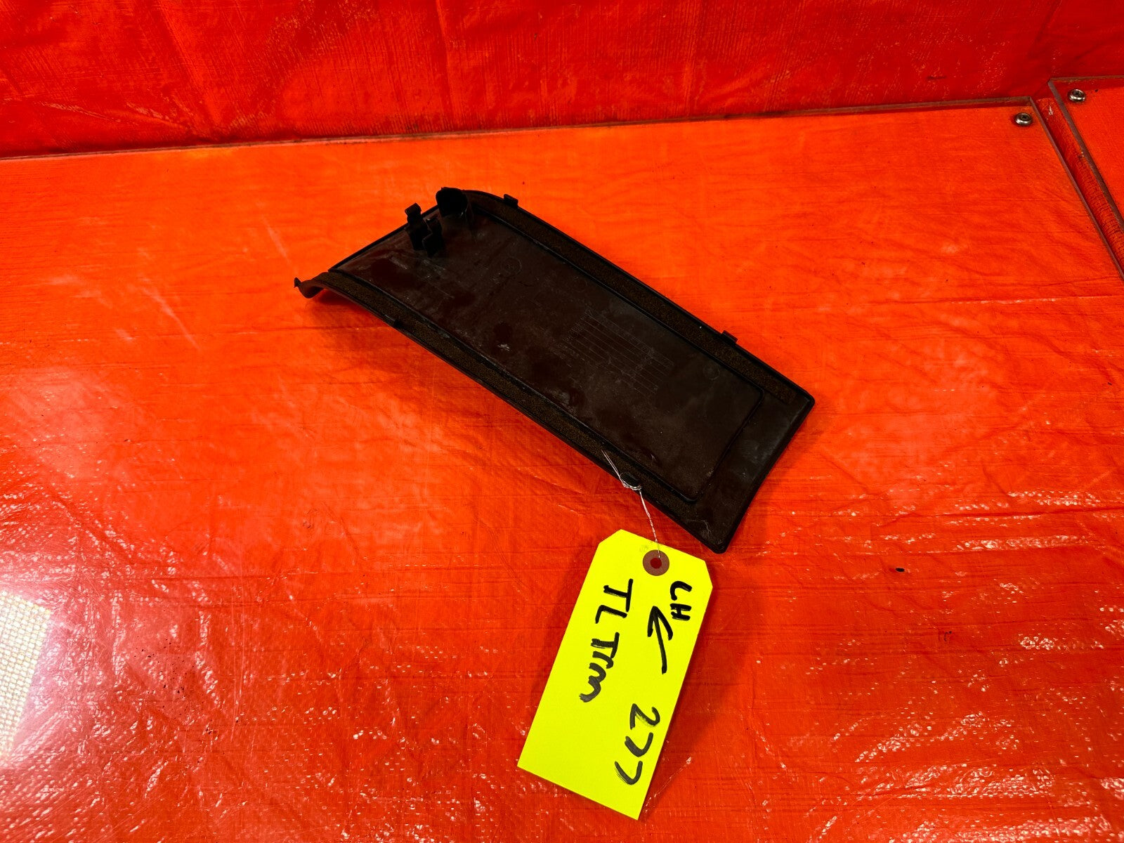 88 91 HONDA CRX DX HF   DRIVER LEFT TAIL LIGHT LAMP COVER TRIM   OEM #2774
