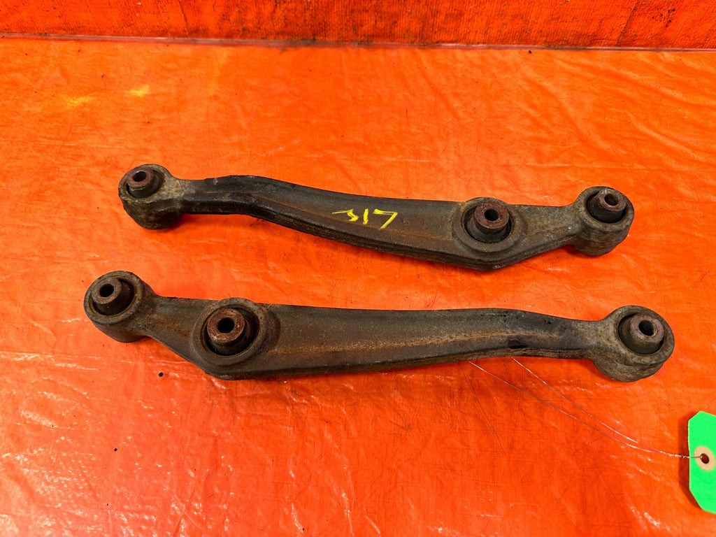 90 91 HONDA CIVIC HATCHBACK   CONTROL ARM SET   LEFT AND RIGHT REAR LOWER ARMS  1