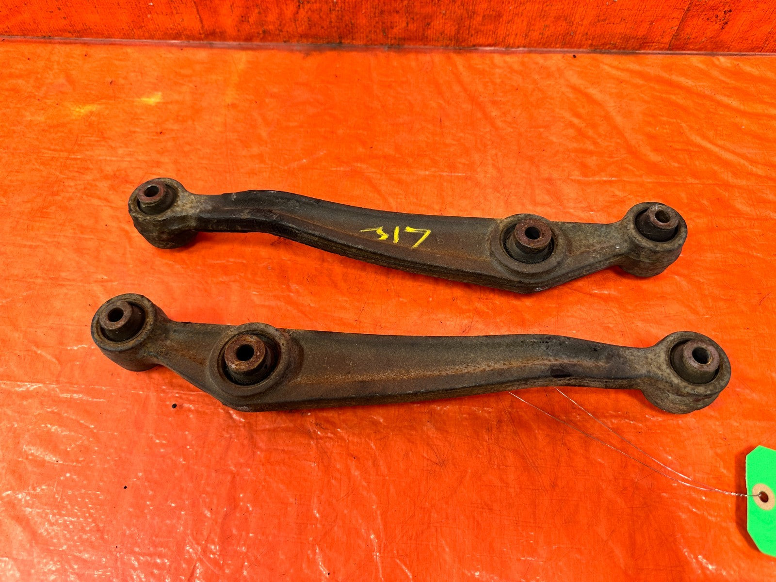 90 91 HONDA CIVIC HATCHBACK   CONTROL ARM SET   LEFT AND RIGHT REAR LOWER ARMS  1