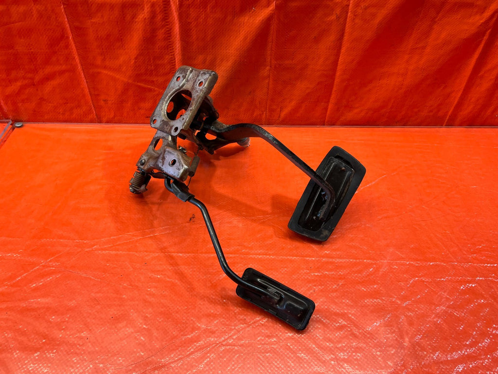 88 91 HONDA CRX   DX   AUTOMATIC   GAS AND BRAKE PEDAL ASSEMBLY   OEM #1577