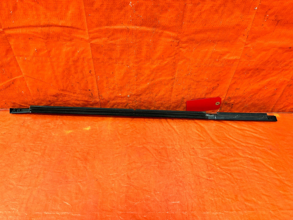 03 05 LANCER EVOLUTION EVO VIII IX 8 9   LEFT REAR GLASS TRIM DRIP RETAINER1