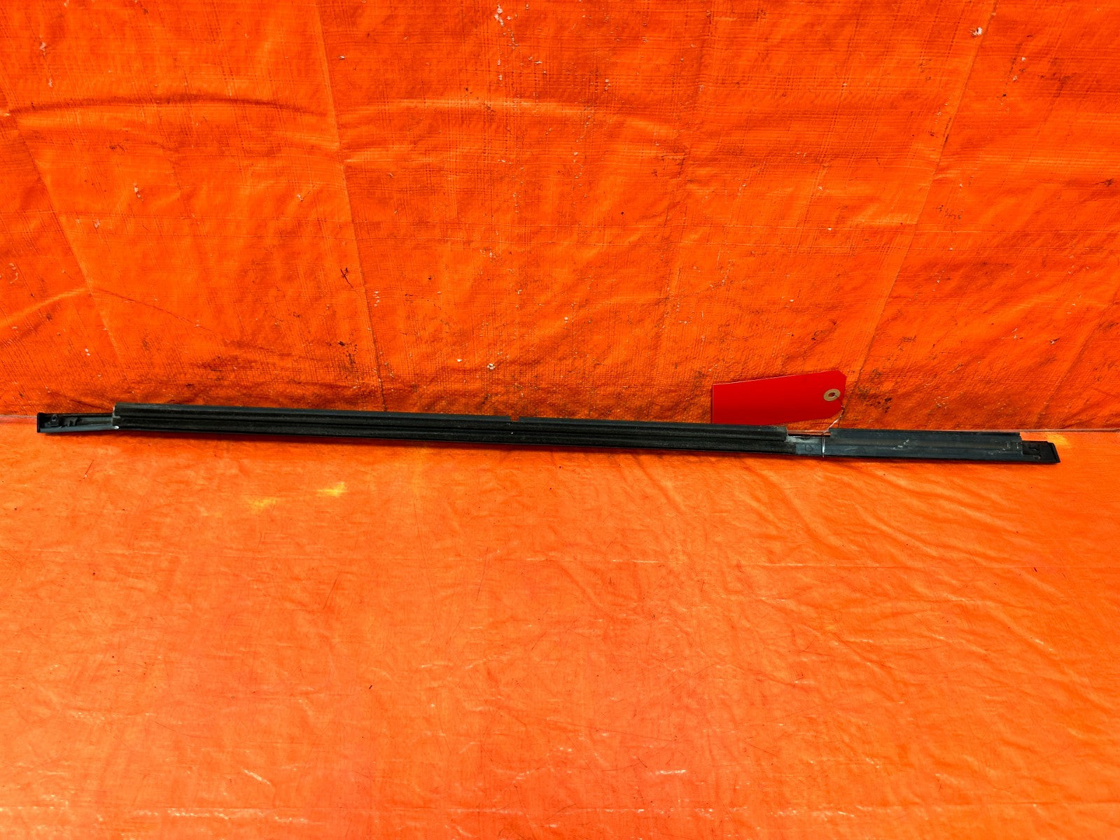 03 05 LANCER EVOLUTION EVO VIII IX 8 9   LEFT REAR GLASS TRIM DRIP RETAINER1