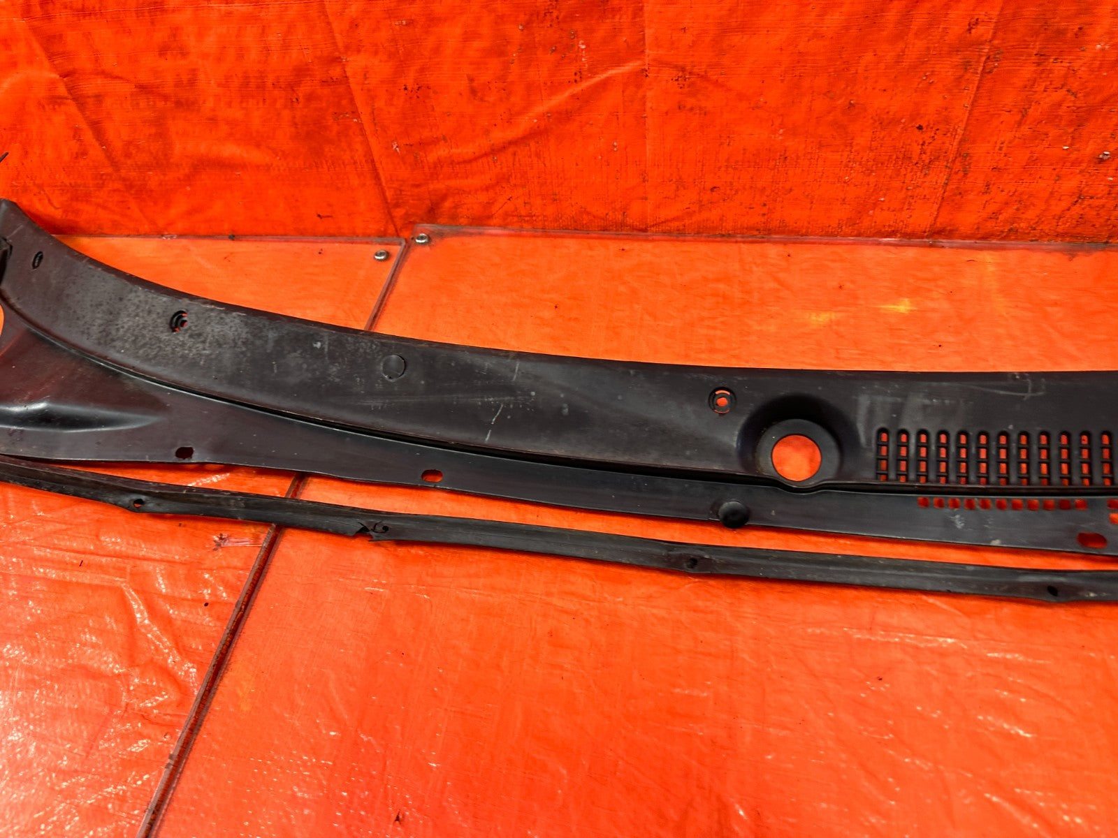 90 91 HONDA CIVIC HATCHBACK   WINDSHIELD WIPER COWL TRIM PLASTIC   OEM 3176