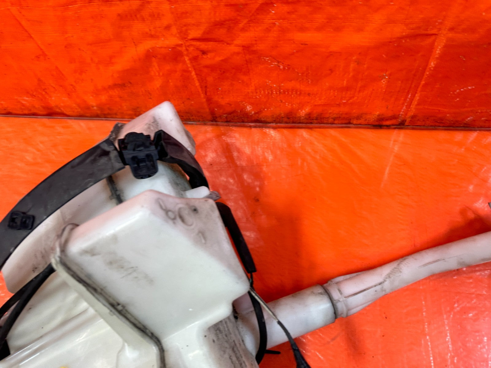 08 15 INFINITI G37 COUPE   WINDSHIELD WIPER RESERVOIR TANK W/ MOTOR    OEM 3296