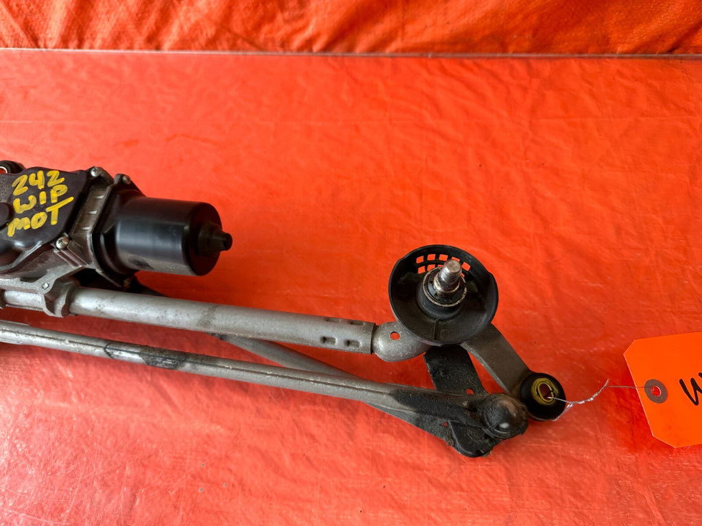 14 20 INFINITI Q50 & 17 20 Q60   WINDSHIELD WIPER MOTOR W/ LINKAGE   OEM #2423