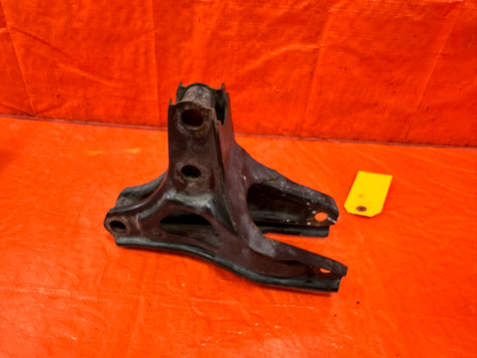 92 95 HONDA CIVIC D16 5 SPEED MANUAL STICK SHIFT REAR TRANSMISSION BRACKET SOHC1