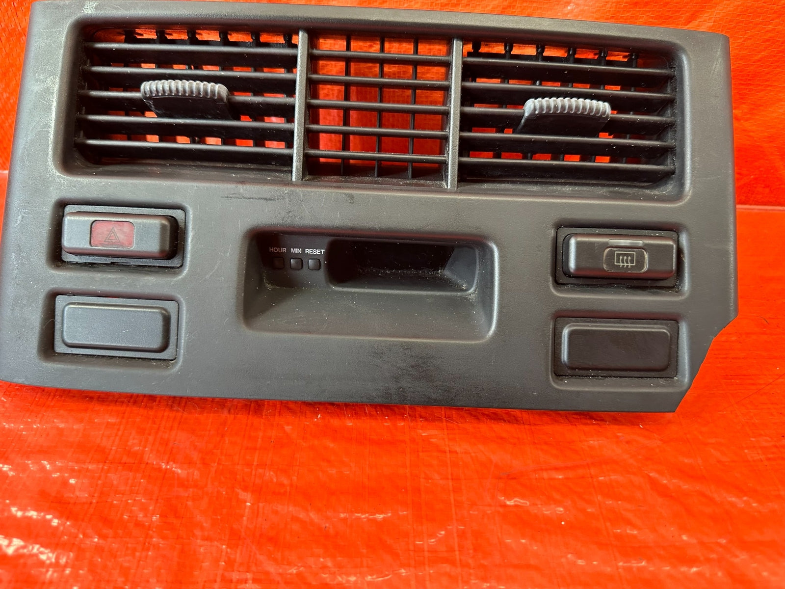 95 98 HONDA ODYSSEY   CENTER AC VENT W/ HAZARD & DEFROST SWITCH & CLOCK OEM #19312