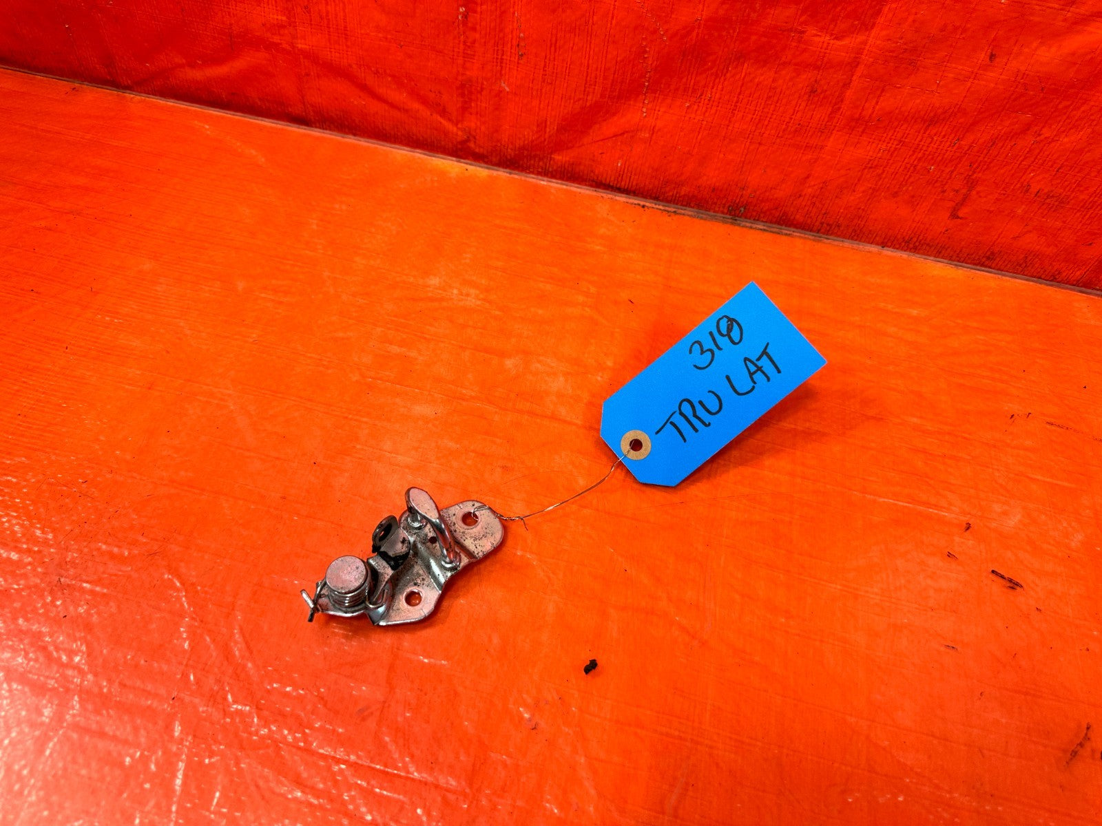 13 16 HYUNDAI GENESIS COUPE   TAIL GATE TRUNK LATCH STRIKER   OEM 3180