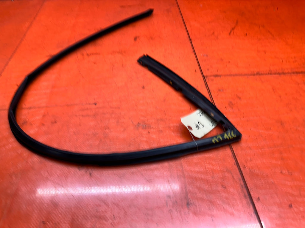 97 01 HONDA PRELUDE 2.2L DRIVER LEFT DOOR WINDOW GLASS MOUNTED SUB SEAL #33617