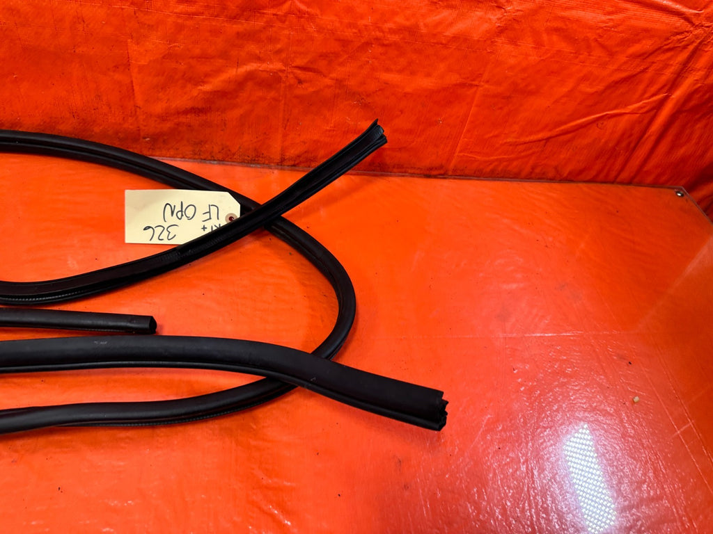 HYUNDAI GENESIS COUPE   CHASSIS TO DOOR OPEN TRIM WEATHER STRIP LEFT RIGHT 3261
