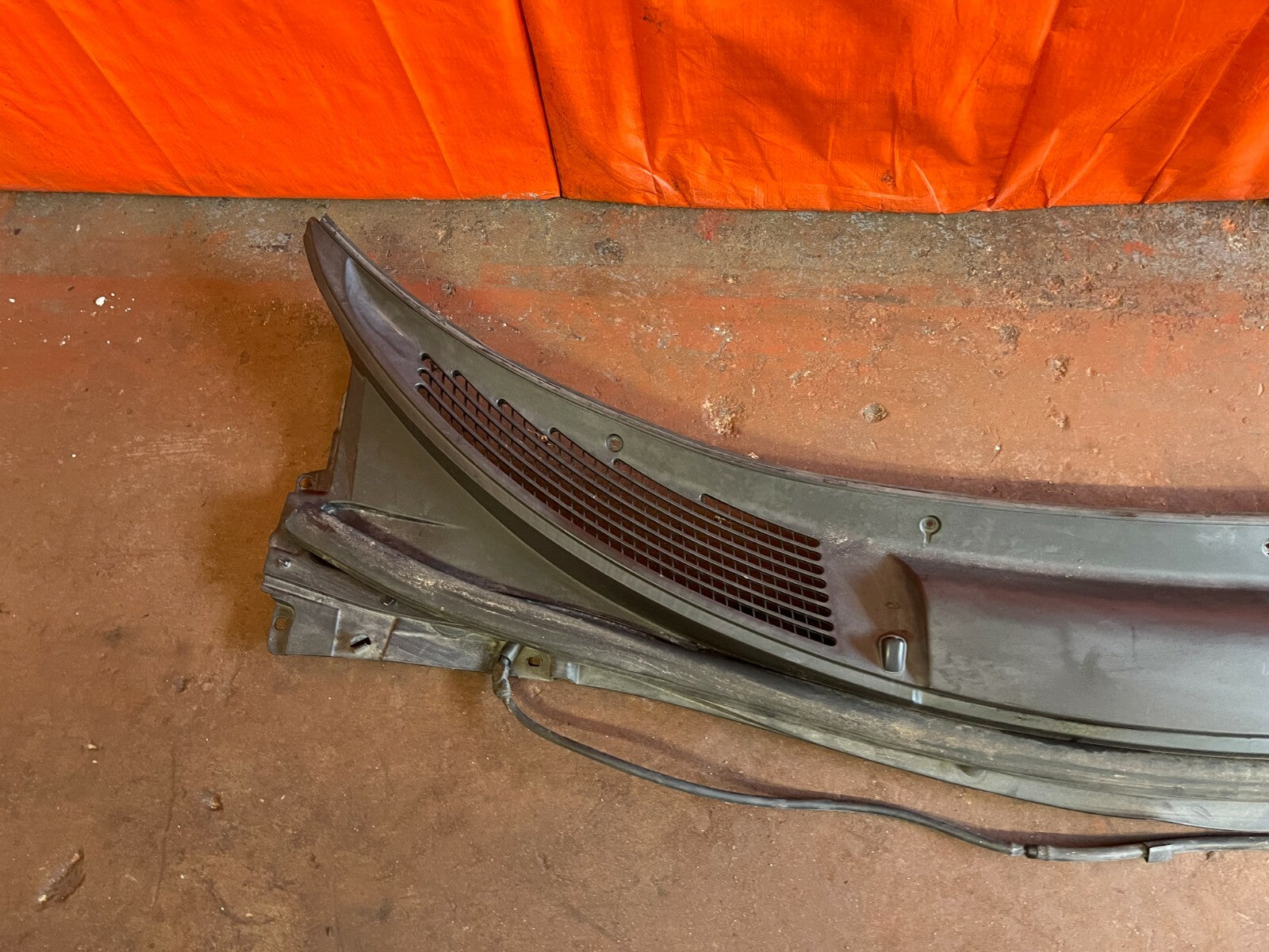 2003 03 TOYOTA CELICA GT & GT S   WINDSHIELD WIPER COWL   55708 20300   OEM OE5