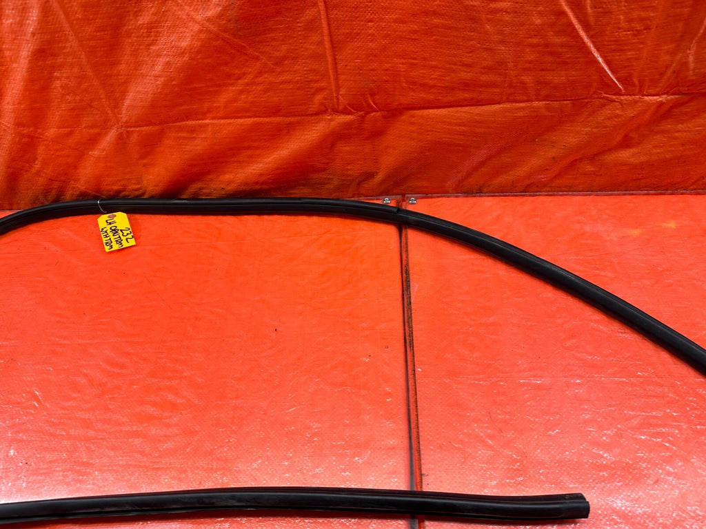 09 15 INFINITI G37 CONVERTIBLE LEFT CHASSIS TO DOOR OPEN TRIM RUBBER STRIP #2322