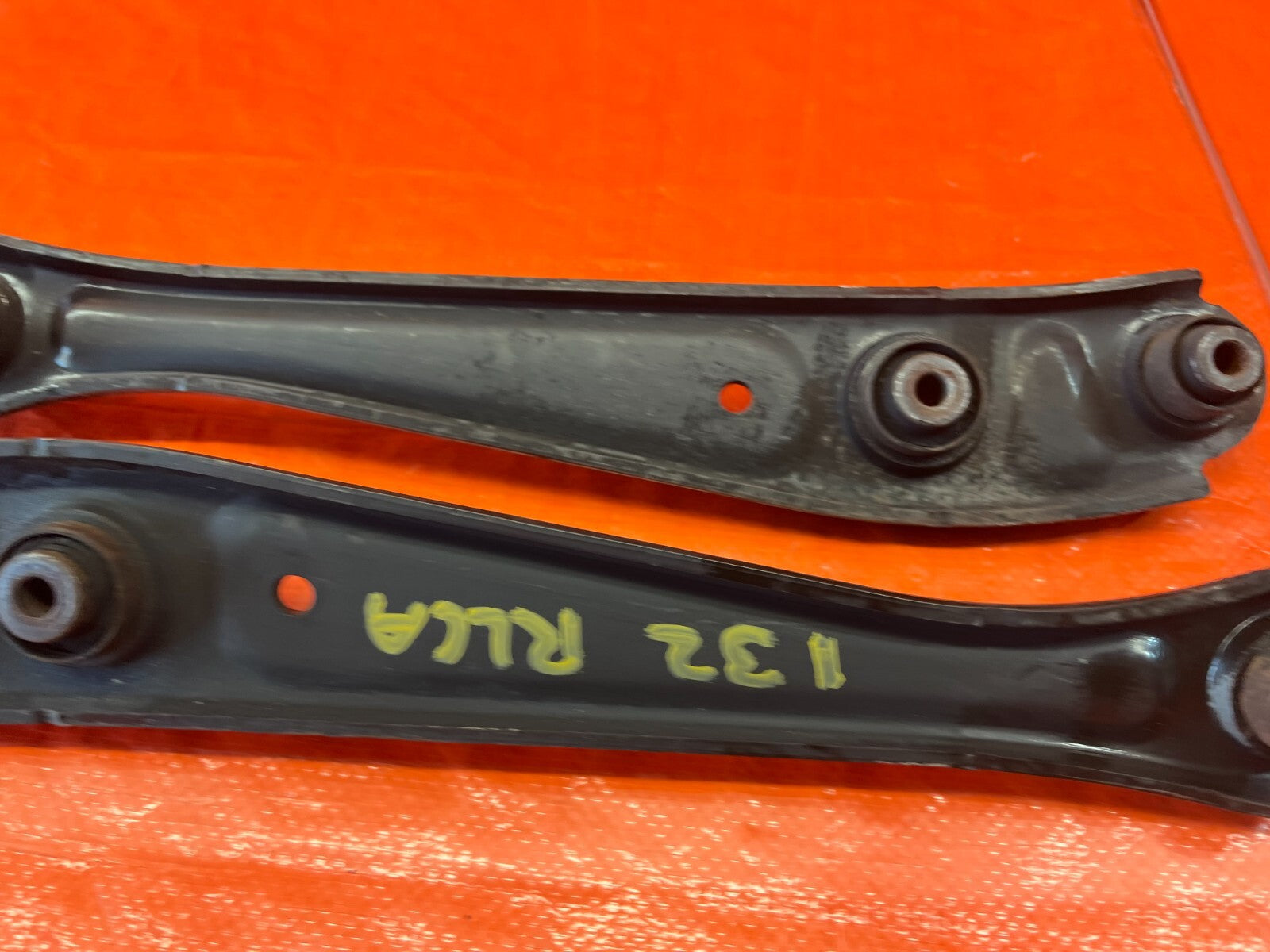 96 00 HONDA CIVIC   REAR LOWER CONTROL ARM SET   LEFT & RIGHT LOWER ARMS OEM 1329
