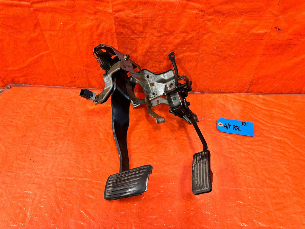 97-01 HONDA CR-V CRV - AUTOMATIC - GAS PEDAL BRAKE PEDAL - OEM #3010