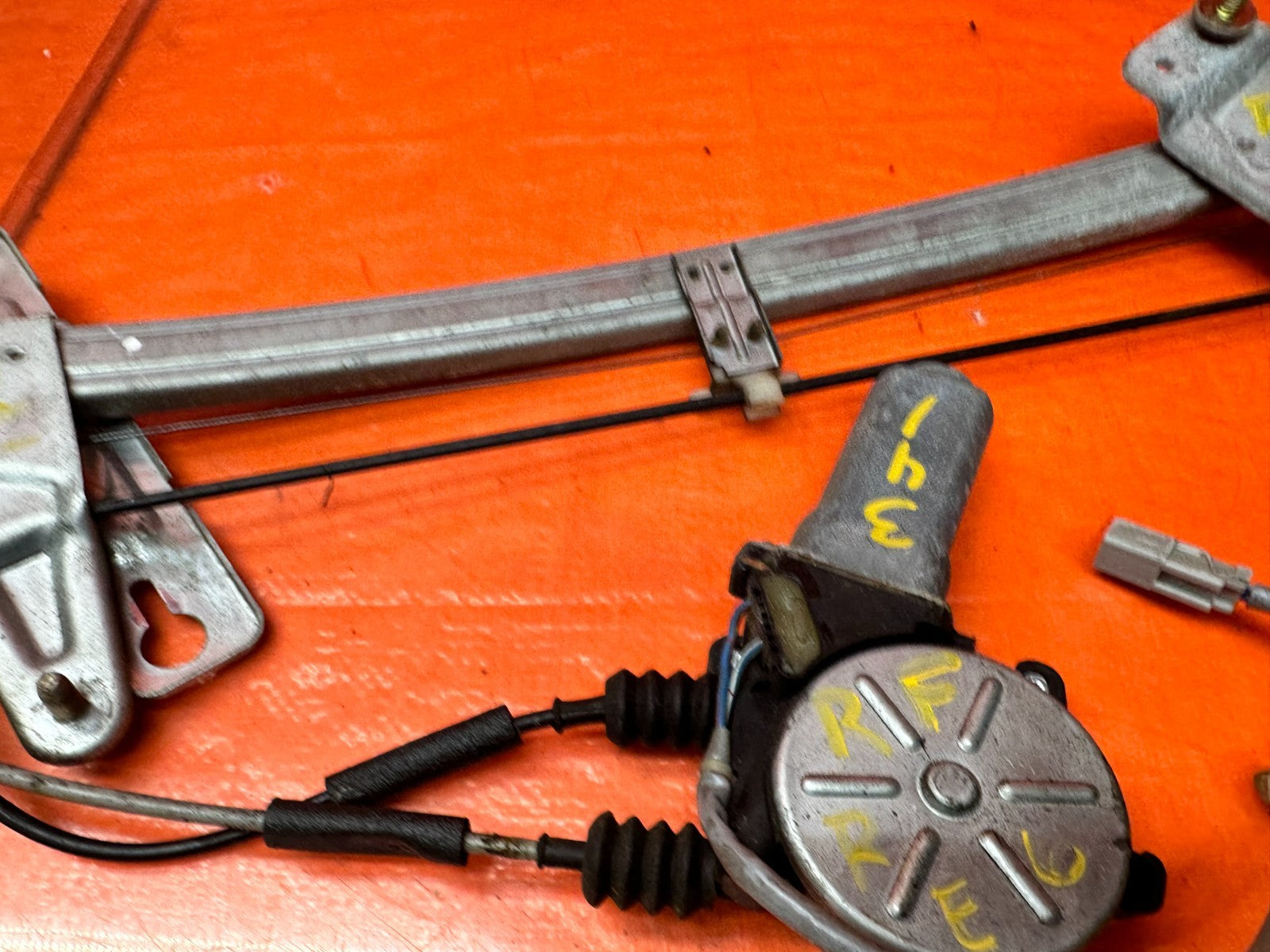 94-01 ACURA INTEGRA 4D RIGHT FRONT PASSENGER WINDOW REGULATOR MOTOR OEM #34113