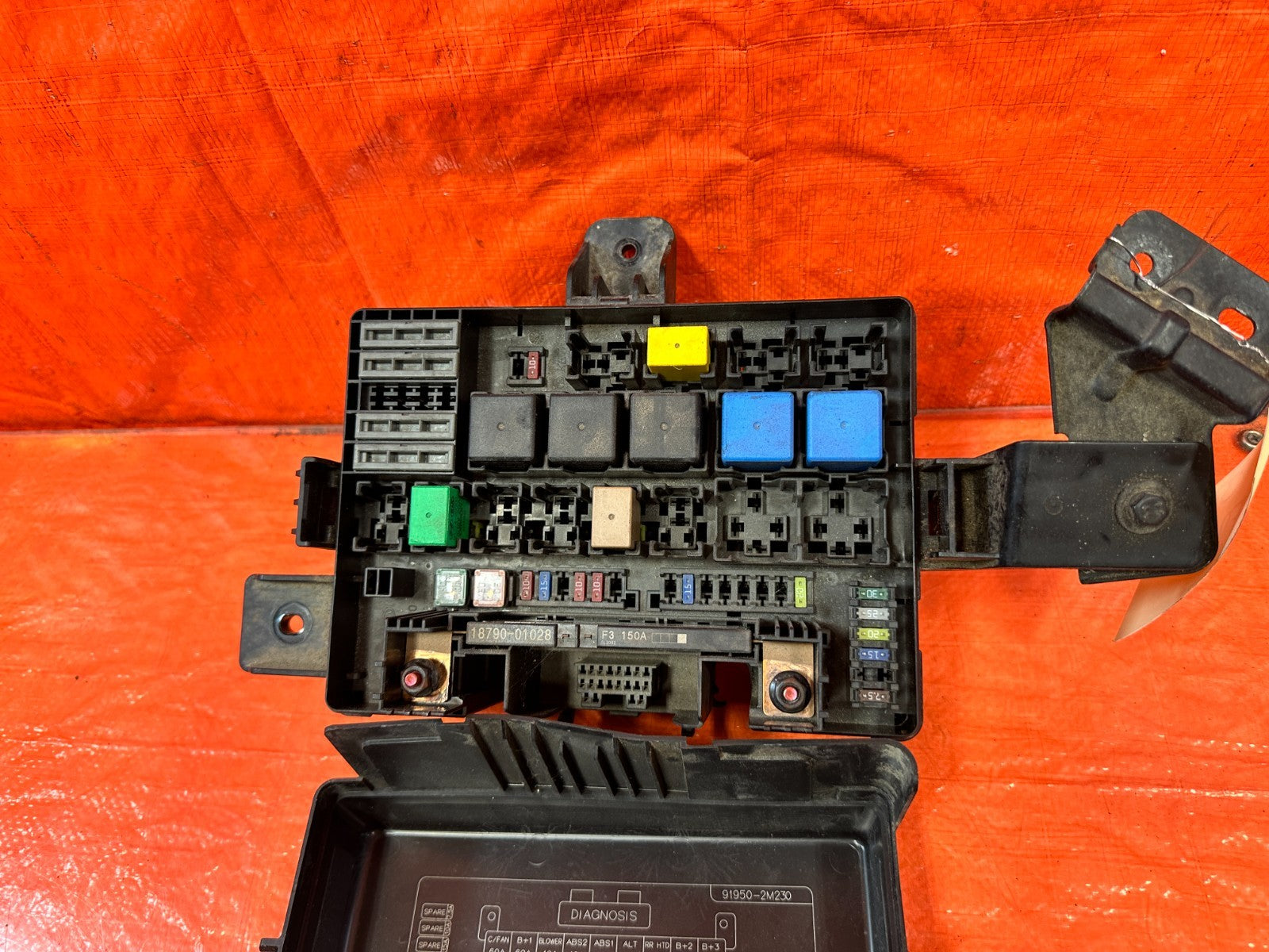 13 16 HYUNDAI GENESIS COUPE   EXTERIOR ENGINE BAY FUSE BOX   OEM 3262