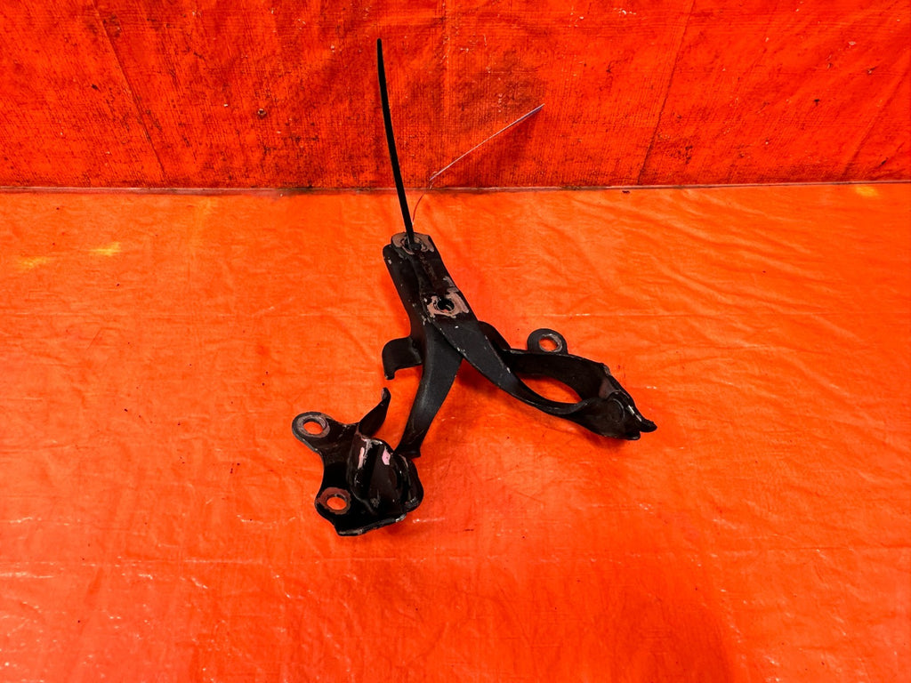 13 16 HYUNDAI GENESIS COUPE   LEFT & RIGHT HOOD HINGES   OEM 3181