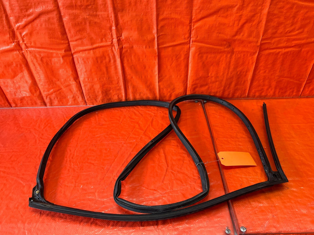 13 18 ACURA RDX   DRIVER LEFT REAR DOOR   WEATHER STRIP TRIM SEAL GASKET OEM 15310