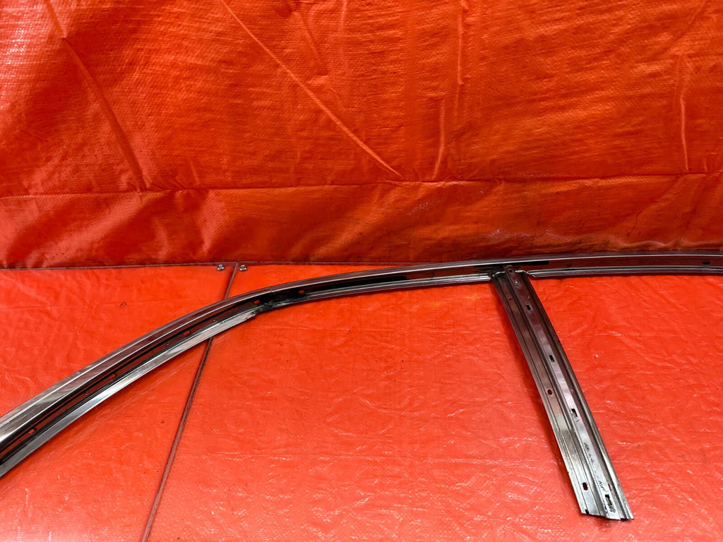 98 01 ACURA INTEGRA SEDAN   PASSENGER RIGHT GLASS TRIM DRIP AND RETAINER OEM 2295