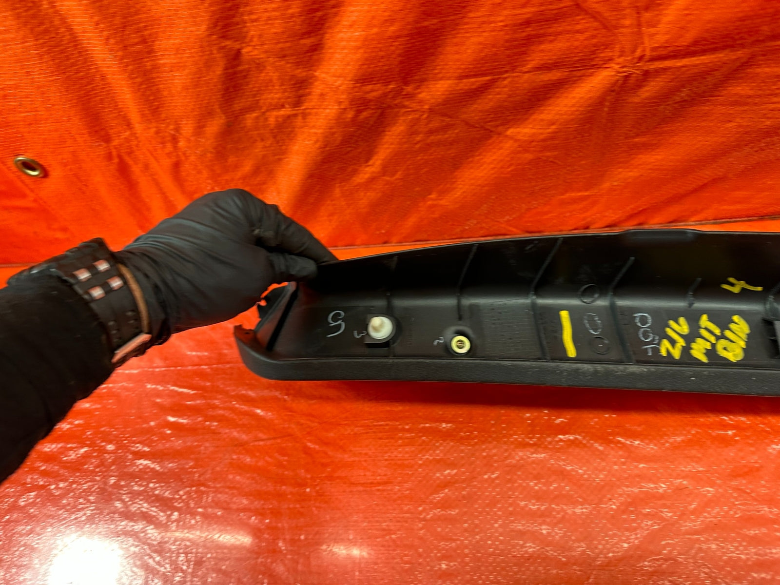 02 05 HONDA CIVIC SI EP3 HATCHBACK   LEFT TAIL LIGHT LAMP TRIM PLASTIC OEM #21611