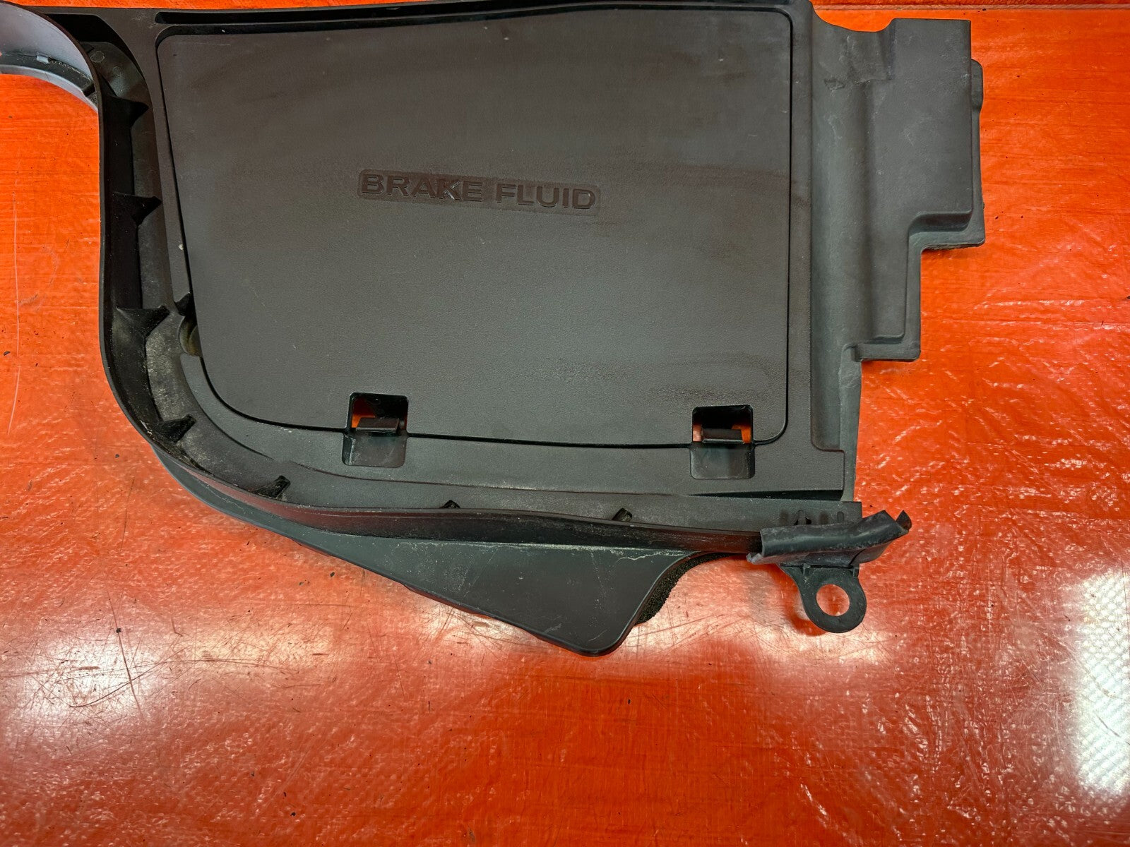 08 15 INFINITI G37 COUPE & CONVERTIBLE   BRAKE FLUID COVER PLASTIC TRIM OEM 2321