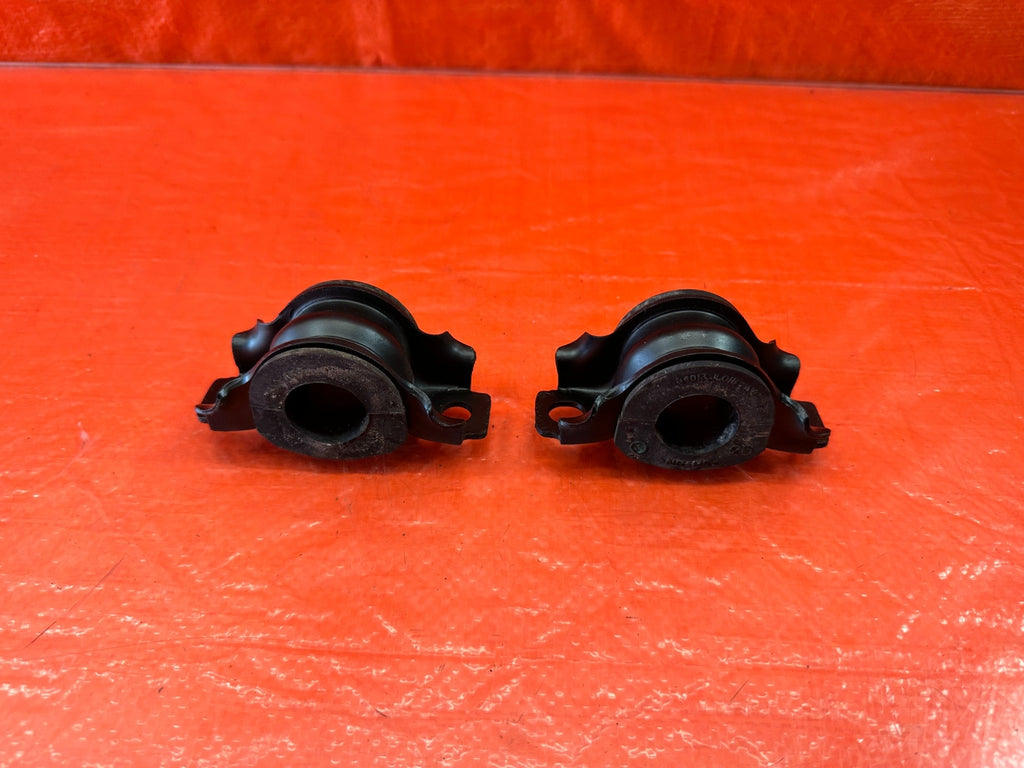 08 15 INFINITI G37 & Q60 COUPE   LEFT & RIGHT REAR SWAY BAR BRACKETS   OEM #1888