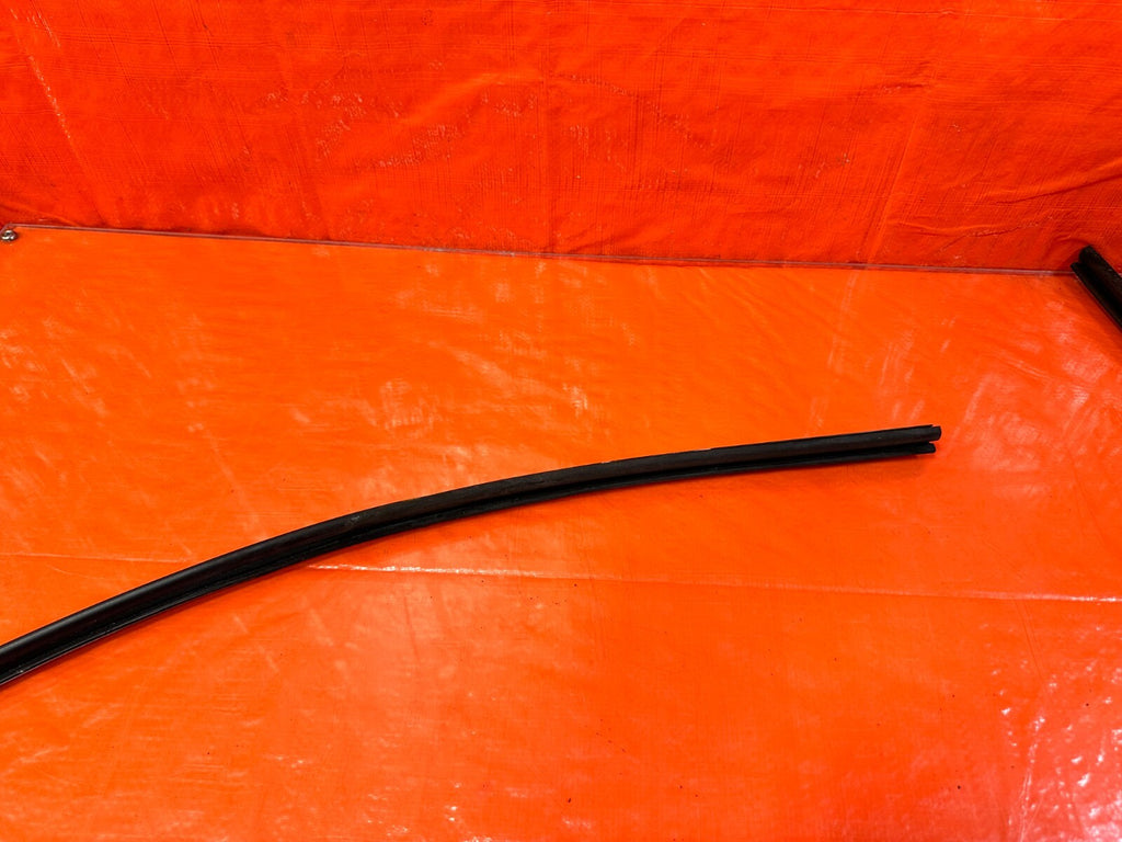 06 11 CIVIC 4D SEDAN   PASSENGER RIGHT FRONT WEATHER STRIP RUN CHANNEL OEM #27011