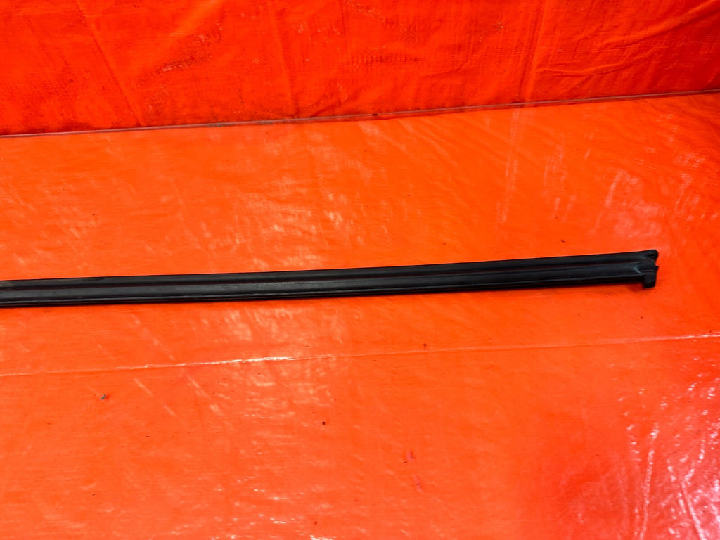 94 01 ACURA INTEGRA 2D   PASSENGER RIGHT TOP OF DOOR WEATHER STRIP OEM #2745