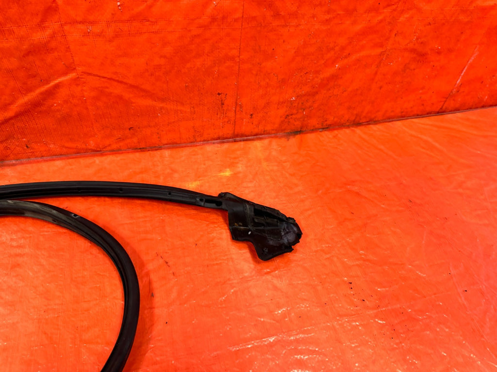 10 16 HYUNDAI GENESIS COUPE RIGHT LOWER DOOR WEATHER STRIP RUBBER SEAL 3021