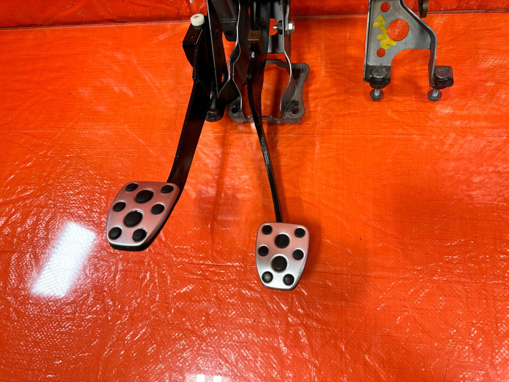 15 21 SUBARU WRX & STI   PEDAL SET   BRAKE & CLUTCH PEDALS   OEM 2667