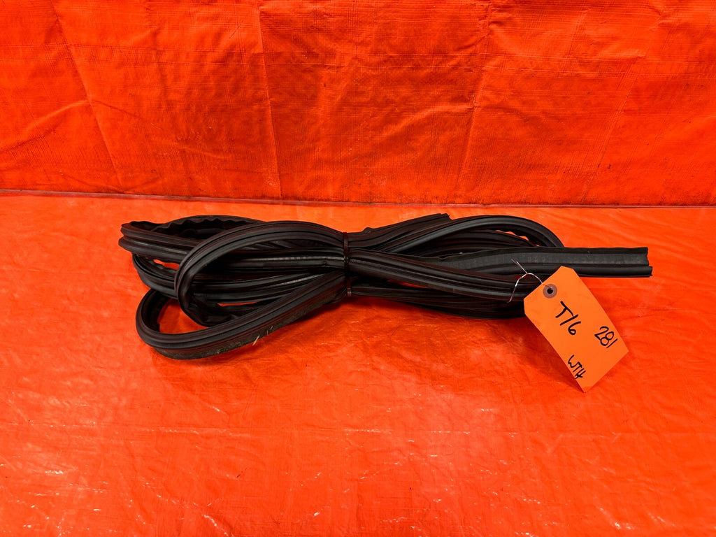 94 01 ACURA INTEGRA 2D TAIL GATE TRUNK HATCH LATCH WEATHER TRIM STRIP MOLDING 810